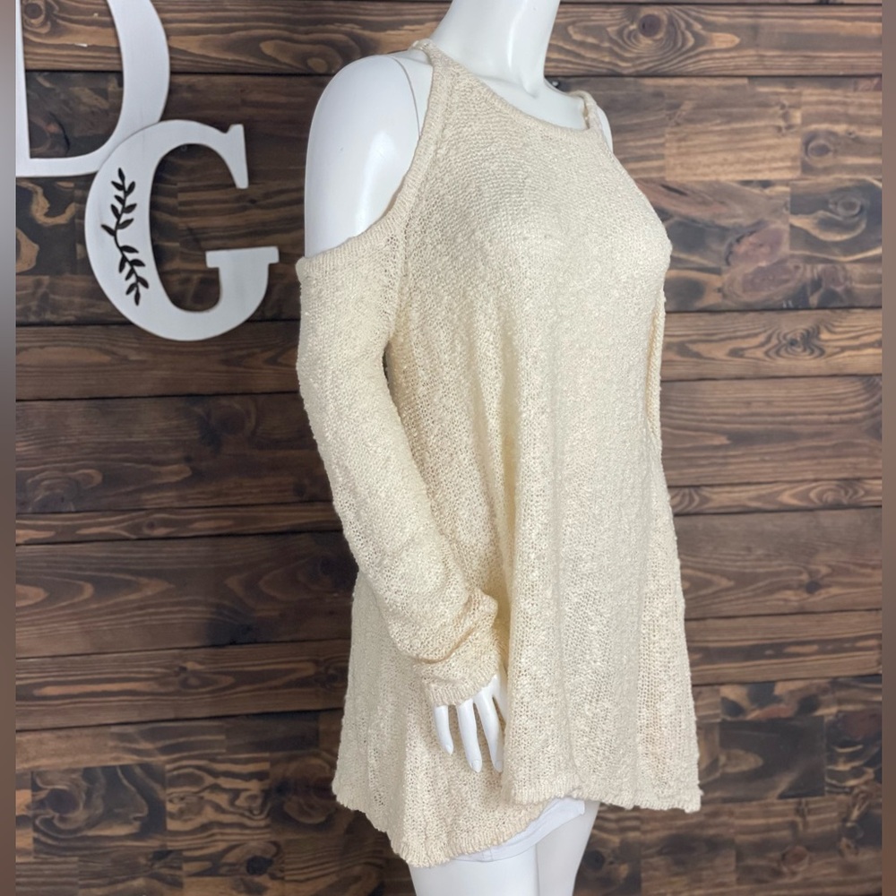 She & Sky | Open Split Lace Up Backside Popcorn‎ Knit Cold Shoulder Sweater - Picture 5 of 11